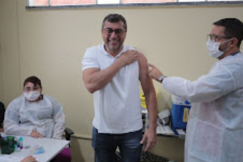 AM atualiza o cartão de vacinação contra Influenza e Covid-19; governador reforça convite para população se imunizar