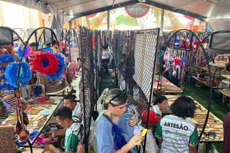 Em Parintins, artesanato indígena atrai torcedores dos bumbás Caprichoso e Garantido