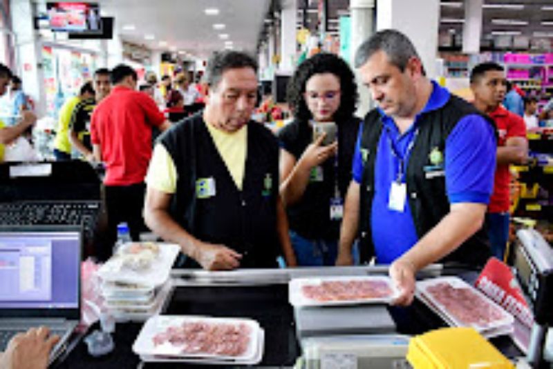 Manaus: Ipem-AM flagra irregularidades na pesagem de produtos e notifica supermercados