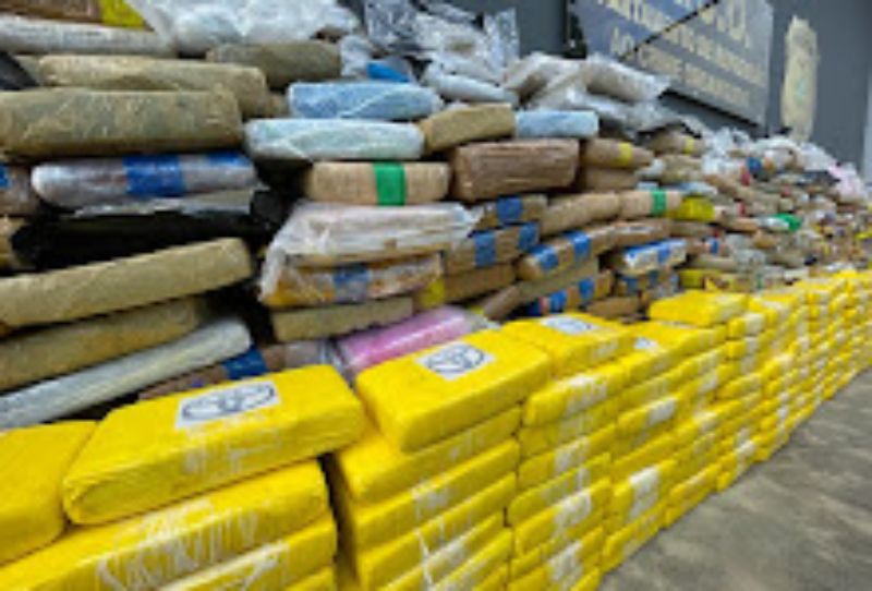 Polícia Civil/AM apreende cerca de 02 toneladas de maconha tipo skunk e cocaína e armamentos