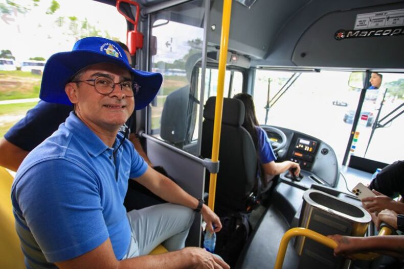 Prefeito de Manaus entrega novos ônibus e frota renovada de veículos soma agora 272