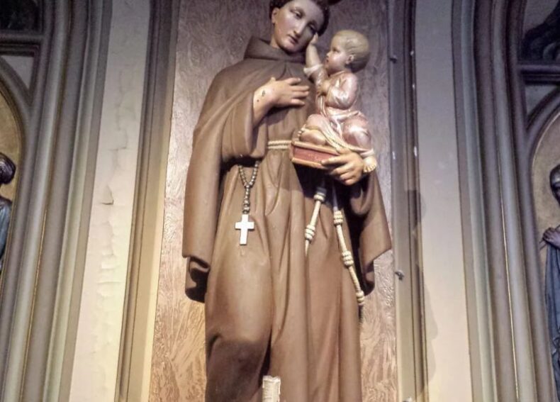 Colocar a imagem do santo de cabeça para baixo ou tirar o Jesus menino do colo dele; entenda a tradição de Santo Antônio