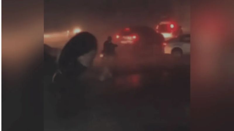 Placa atinge carro durante passagem de ciclone com rajadas de vento em SC