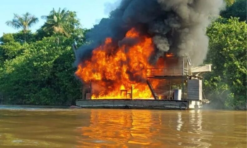 Quatro dragas do garimpo ilegal são destruídas no Vale do Javari, no AM