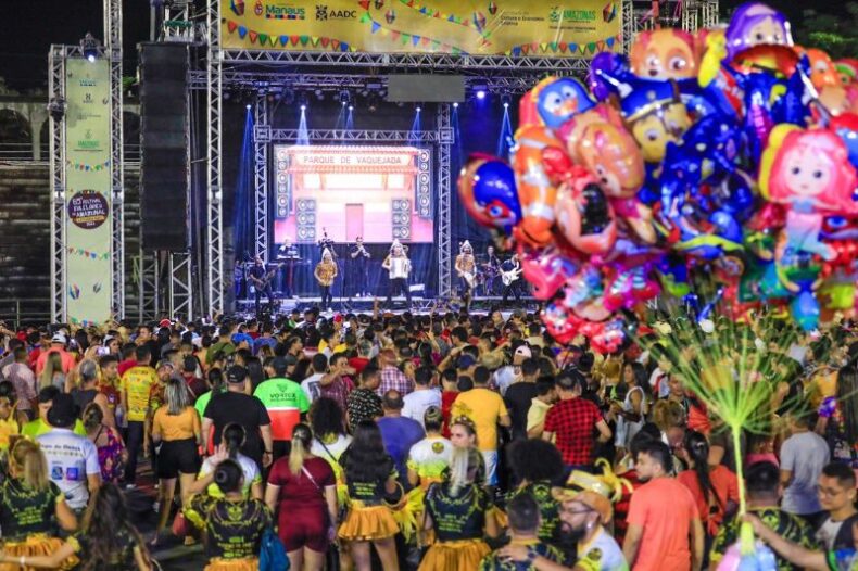 65º Festival Folclórico do Amazonas Categoria Ouro abre com apresentação da banda pernambucana Fulô de Mandacaru