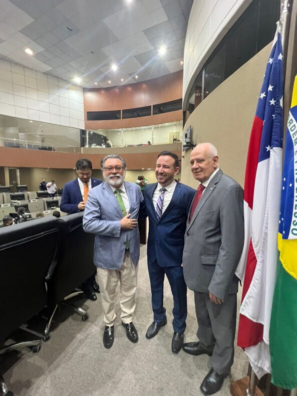 Armando Mendes recebe homenagem na Espi, instituição que administra o Bolsa Universidade criada por seu pai, Amazonino Mendes