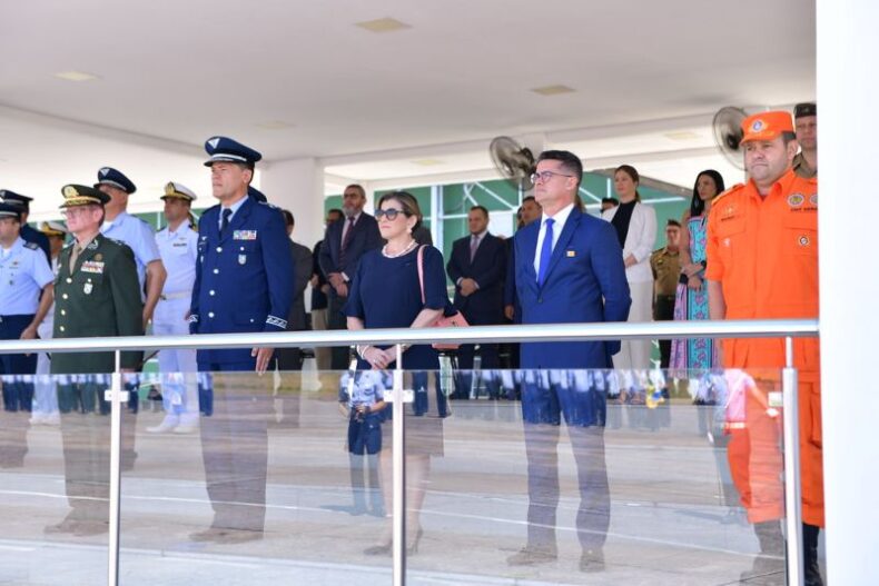 Prefeito de Manaus, recebe Medalha Mérito Santos Dumont, em cerimônia pelos 150 anos do Patrono da Aeronáutica