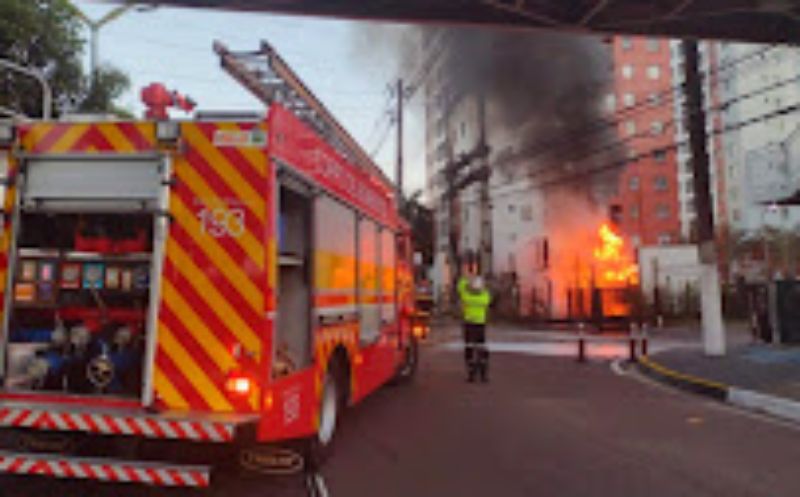 Corpo de Bombeiros combate incêndio em subestação de energia no bairro Ponta Negra