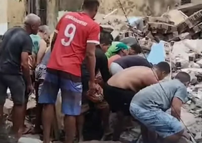 Prédio desaba no Grande Recife e pessoas são soterradas