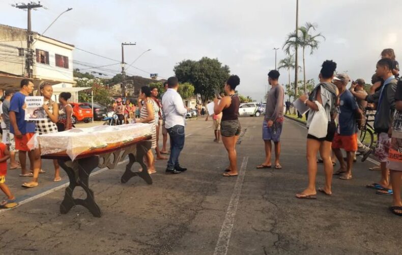 Moradores colocam corpo no meio da rua em protesto na Zona Norte de Aracaju