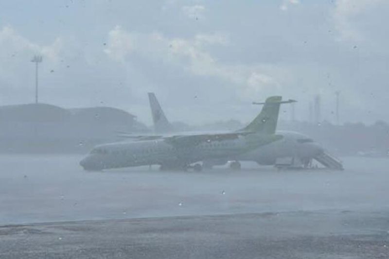 Durante chuva, avião é arrastado pelo vento no aeroporto de Manaus