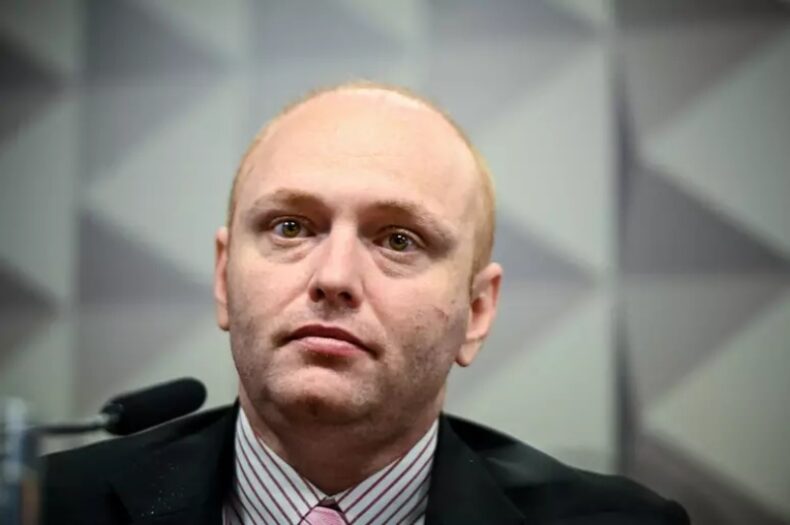 Juiz condena hacker a 20 anos de prisão por invadir comunicação de Moro e Deltan da Lava Jato