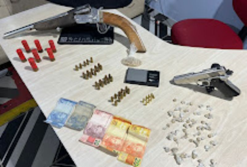 Após denúncias, trio é preso em posse de drogas e armas de fogo em Rio Preto da Eva