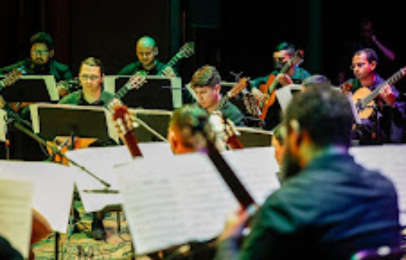 Orquestra de Violões do Amazonas faz homenagem ao rei Roberto Carlos com ‘Emoções’