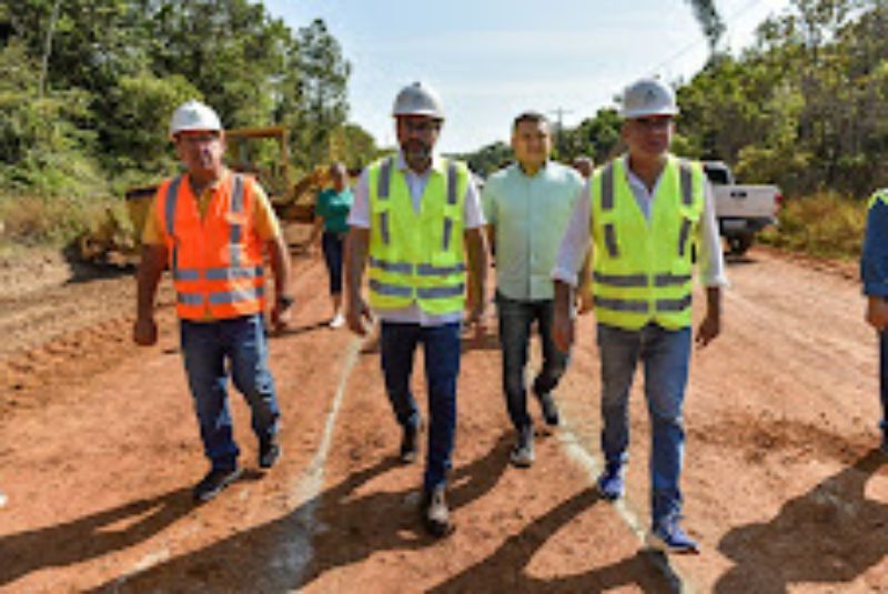 Governador vistoria obra de reforma e ampliação da AM-352, destacando a importância da rodovia para a região