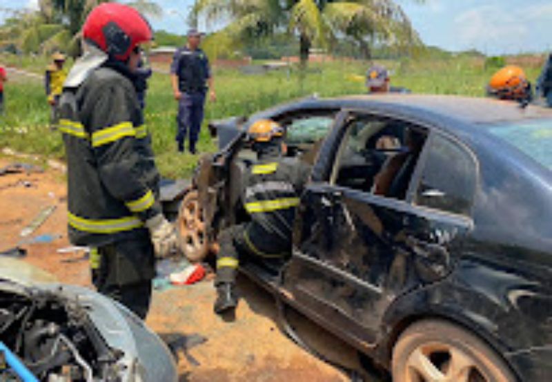 Corpo de Bombeiros do AM resgata vítimas de acidente de trânsito na rodovia Carlos Braga