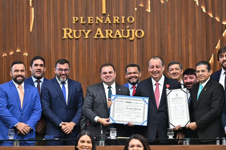 Paulista, senador Omar Aziz recebe título de cidadão do Amazonas e a medalha Ruy Araújo