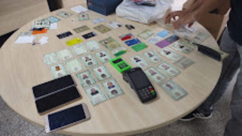 Polícia Civil do AM prende dupla de estelionatários com diversos documentos falsos