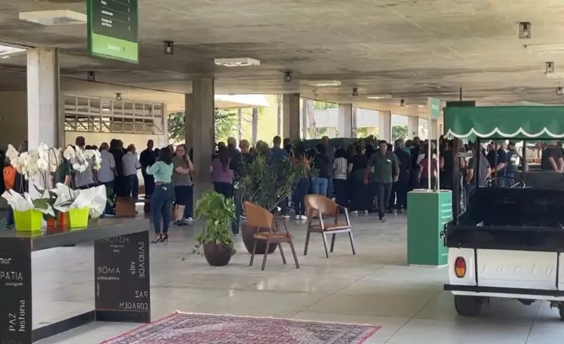 Corpo de Walewska Oliveira é enterrado em Belo Horizonte