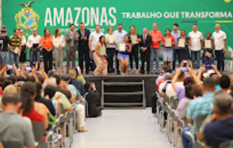 Governador do AM entrega títulos de imóveis e reassenta famílias das comunidades da Sharp e Manaus 2000