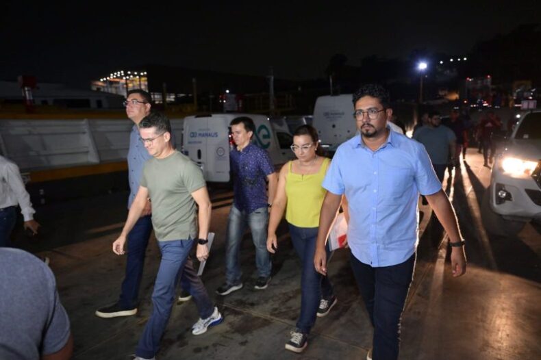 Prefeito acompanha carregamento de balsa com mantimentos para mais 500 famílias atingidas pela estiagem no AM