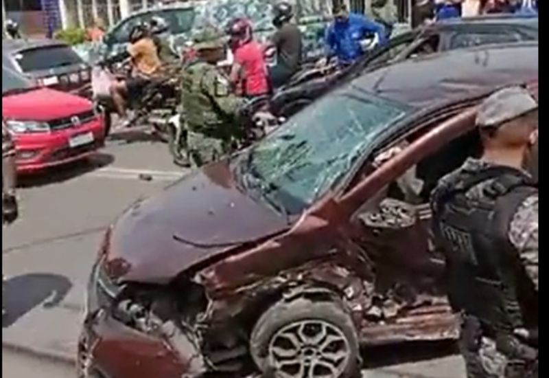 Perseguição a carro roubado termina em acidente envolvendo 16 veículos em Manaus