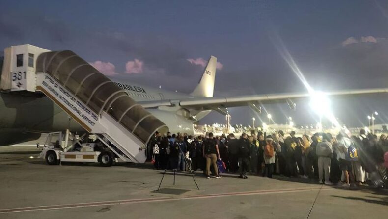 Mais um avião com brasileiros repatriados de Israel chega ao Brasil