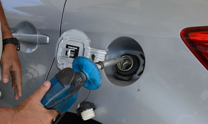 Preço da gasolina diminui e do diesel aumenta para distribuidoras