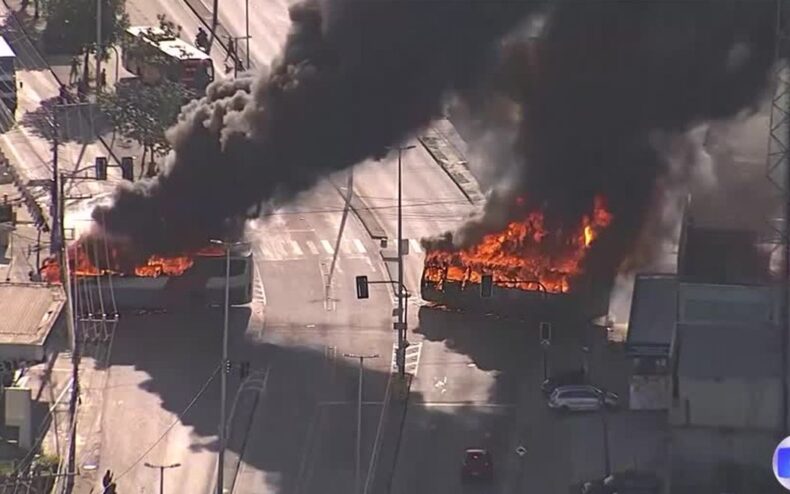 Criminosos incendeiam 29 ônibus na zona oeste do Rio