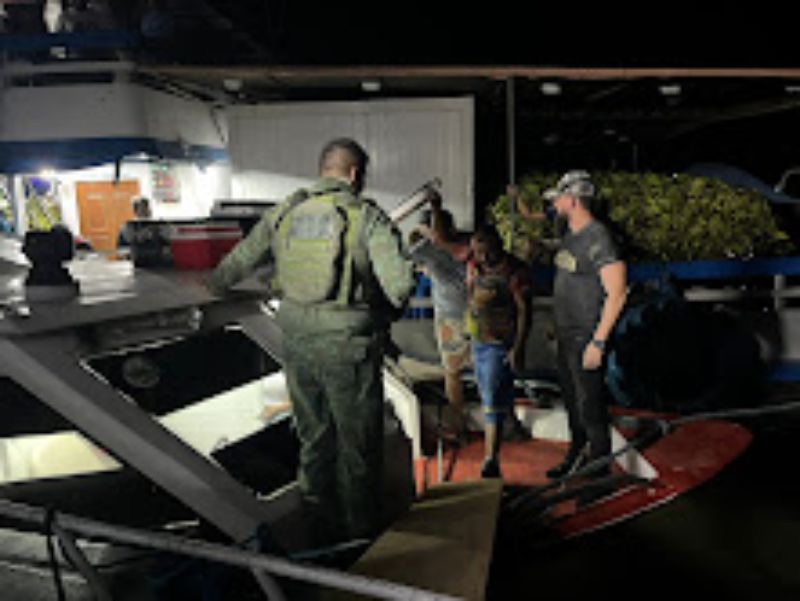 SSP-AM resgata passageiros de lancha expresso, após embarcação bater em banco de areia