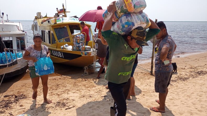 Mais de mil famílias ribeirinhas recebem ajuda humanitária da Prefeitura de Manaus