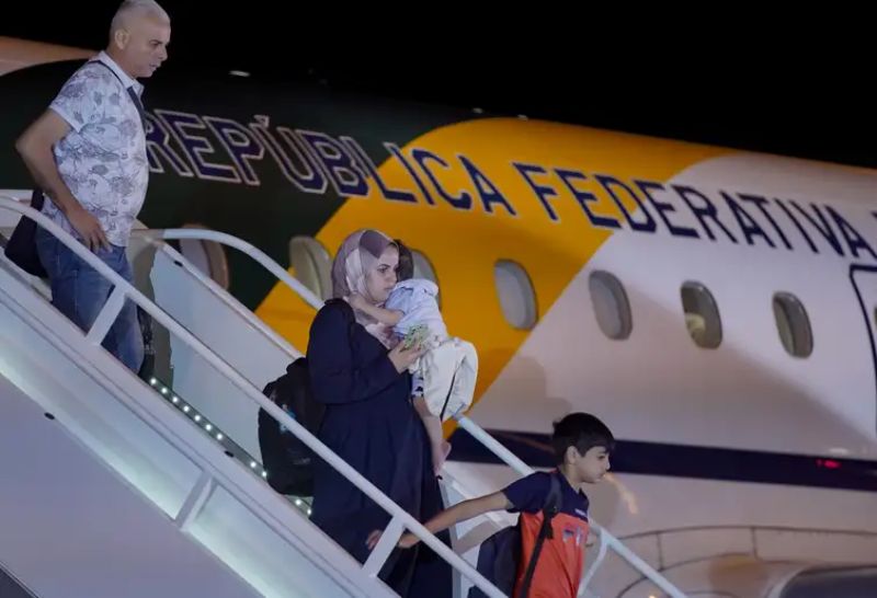 Clima de emoção marcou chegada de brasileiros da Faixa de Gaza