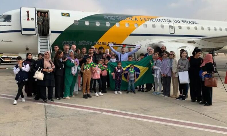 Brasileiros repatriados de Gaza já estão a caminho do Brasil