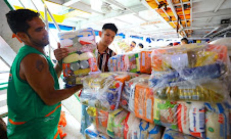 Cestas básicas são embarcadas para apoiar famílias atingidas pela estiagem na RDS Rio Amapá