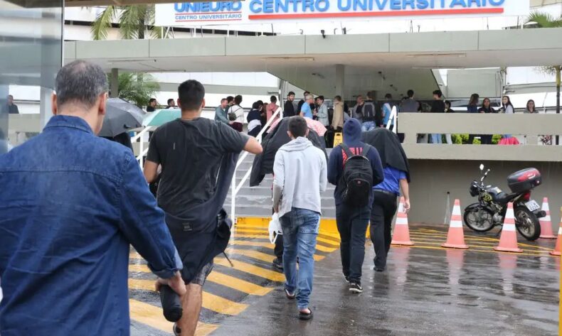 Prova do Enade será aplicada a partir das 13h30Brasília); portões fecham às 13h00
