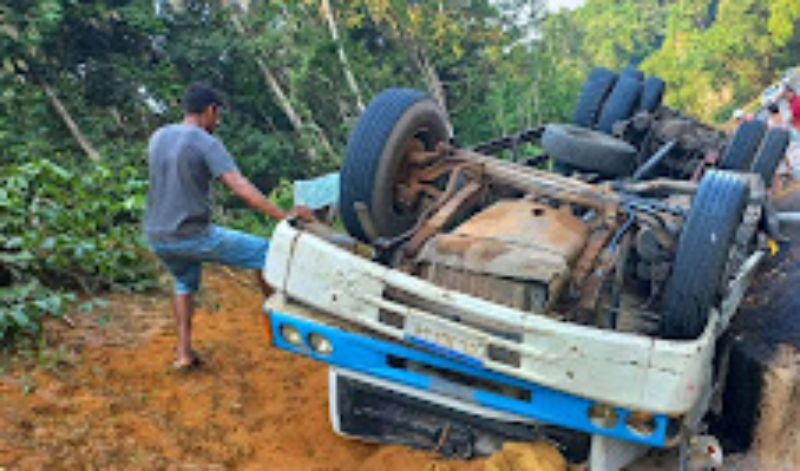 Corpo de Bombeiros atende 13 vítimas de tombamento de caminhão na AM-070