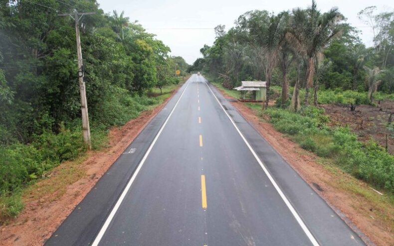 Rodovia AM-010, que liga Manaus a Itacoatiara, encontra-se 100% trafegável