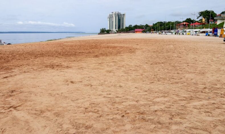Prefeito de Manaus libera praia da Ponta Negra para banho após rio Negro alcançar 17,94 metros