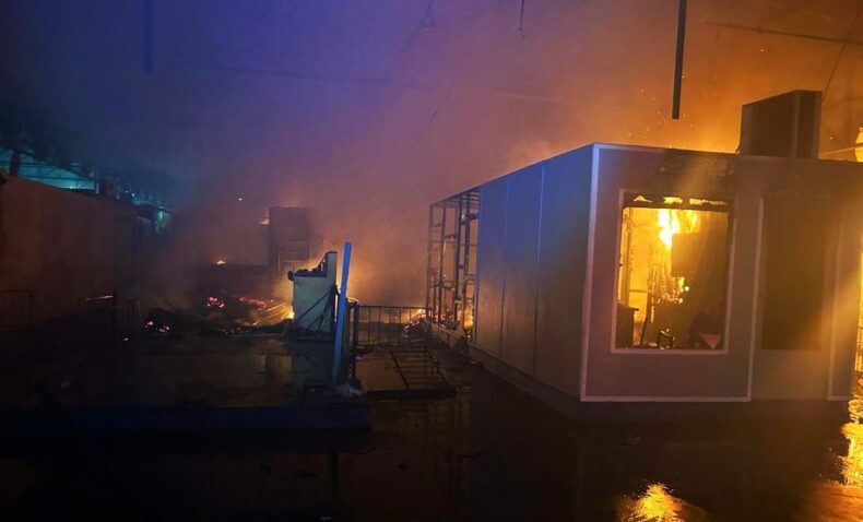 Corpo de Bombeiros/AM monta força-tarefa para combater incêndio de grandes proporções na Feira do Santo Antônio