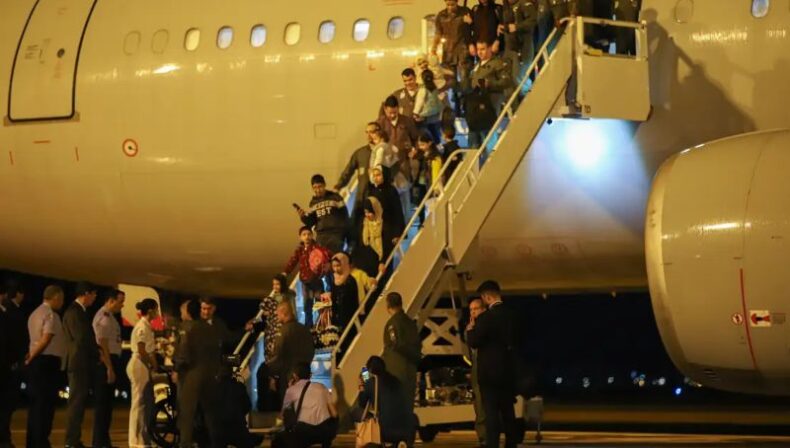 Repatriados: Avião da FAB pousou em Brasília às 03h47 com 48 pessoas a bordo