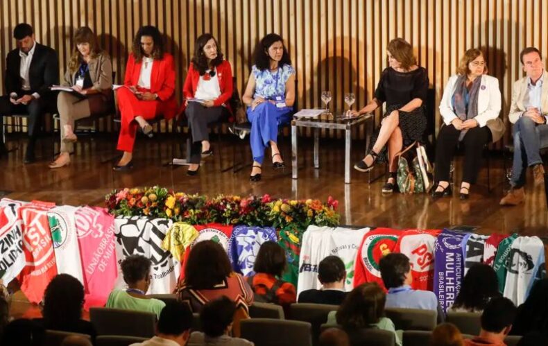 Defesa da democracia ganha destaque no 1º dia do Mercosul Social