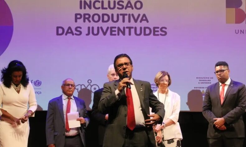 Ministro do Trabalho cobra empresas para melhorarem média salarial