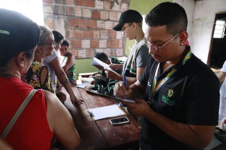 Famílias atingidas por incêndio na zona sul de Manaus, recebem assistência do Governo