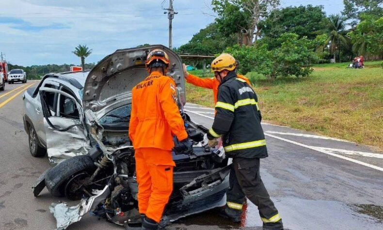 Corpo de Bombeiros socorre vítimas de grave acidente entre carro e três motos na AM-070