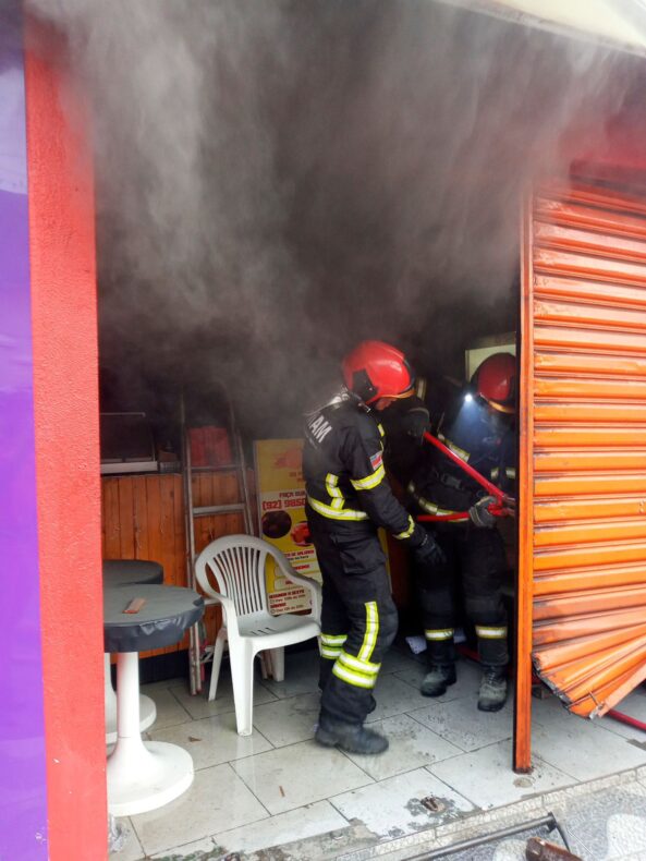 Bombeiros do AM impedem propagação de incêndio em lanchonete no bairro Betânia