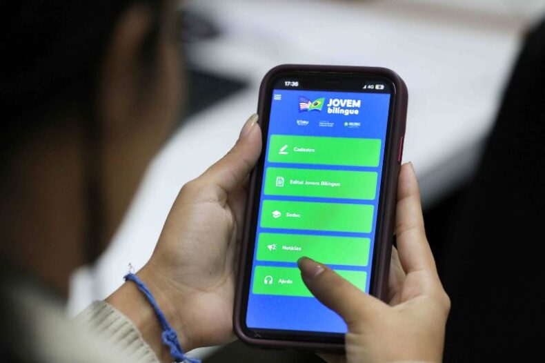 Governo do AM inicia inscrições para mil bolsas do projeto Jovem Bilíngue