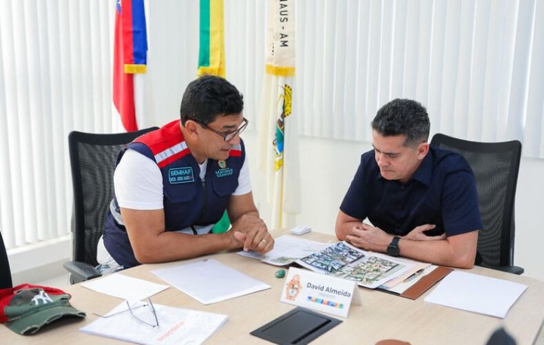 Prefeito anuncia medidas de moradia para famílias afetadas por incêndios, em Manaus