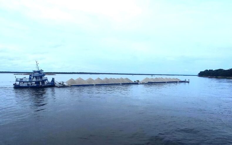 Policiais da Base Arpão 2, apreendem mais de mil metros cúbicos de areia e seixo