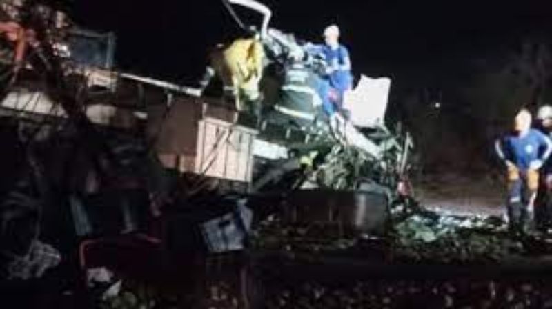 Batida entre caminhão e ônibus de turismo deixa 25 pessoas mortas e cinco feridas na Bahia