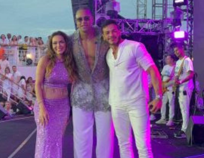 Apresentadora Carla Prata é pedida em casamento no show do Leo Santana em alto mar